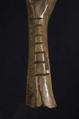 Manico in osso decorato neolitico (2)