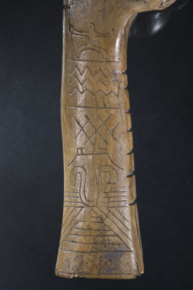 Manico in osso decorato neolitico